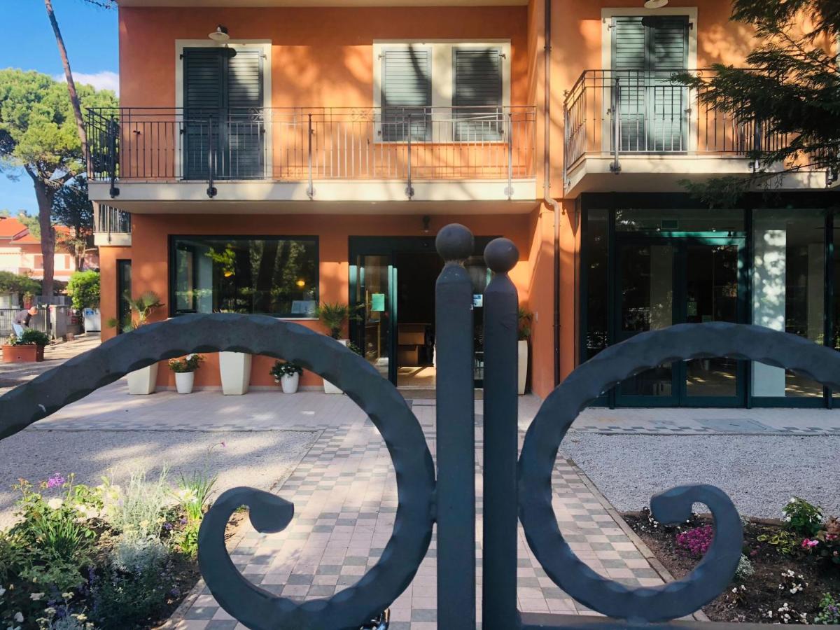 Hotel B&B Des Bains Milano Marittima Buitenkant foto